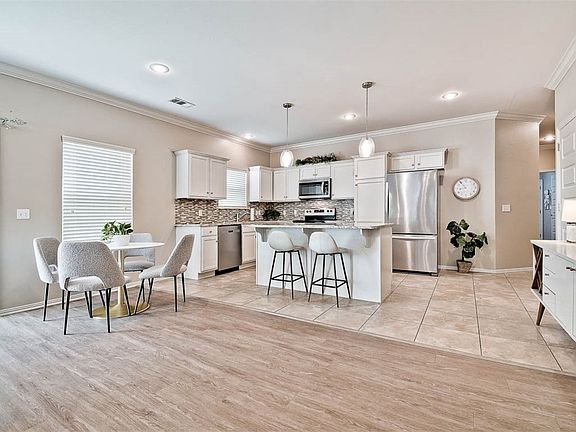 5th image of 626 N Longfellow Ln