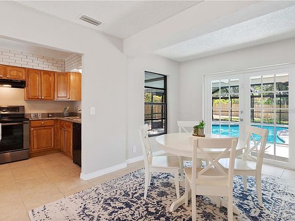 5th image of 9411 Oakridge Ave
