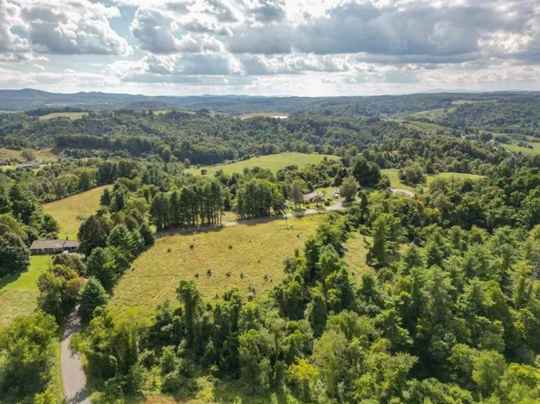 Davis Ave, Hillsville, VA 24343