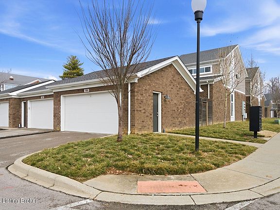 2nd image of 701 Lyndon Ln