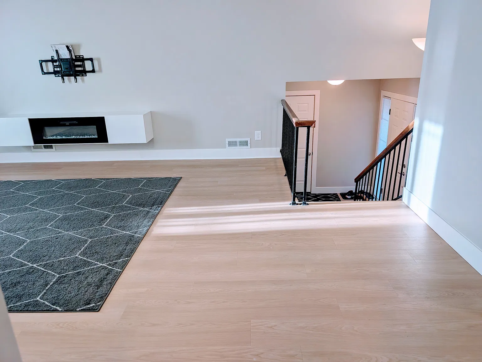 4 bed, 1.5 bath, 1976 sqft, $2,600 — Photo 3