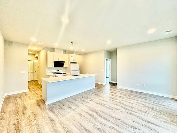 5th image of 3176 S Archer Ave #408