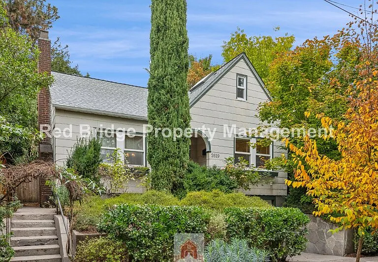 2619 NE Flanders St — Photo 2