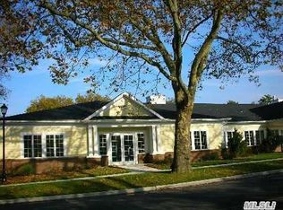 400 Potter Blvd, Brightwaters, NY 11718