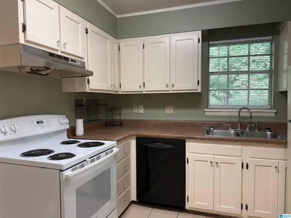 2100 Montreat Dr APT D, Vestavia Hills, AL 35216