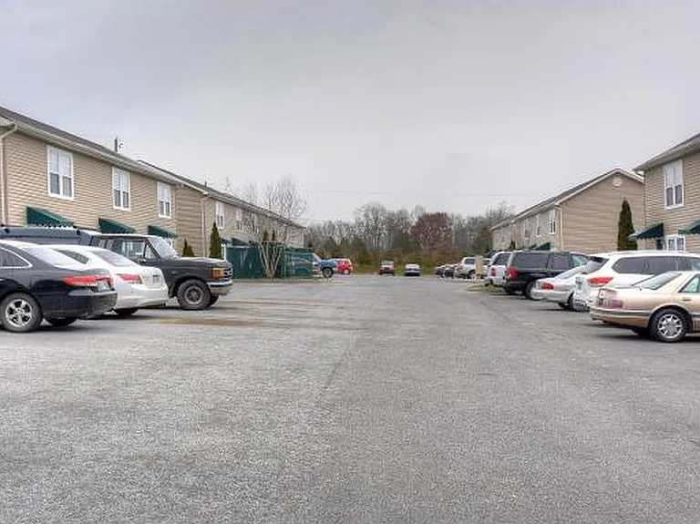 Windsor Hills Condominiums — Photo 2