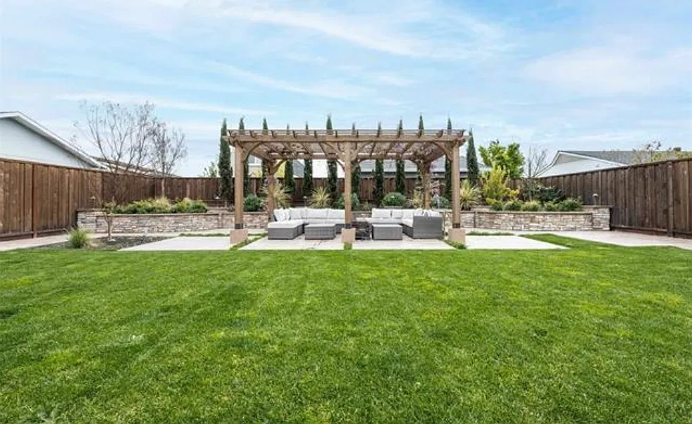 3 bed, 1210 sqft, $5,000 — Photo 2
