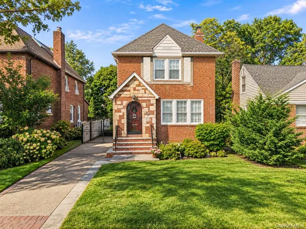 115 Canterbury Gate, Lynbrook, NY 11563
