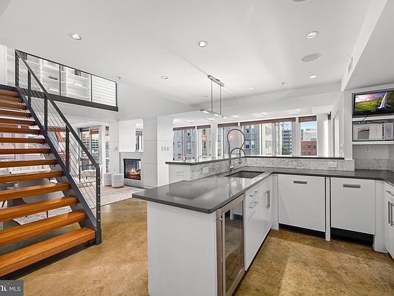 3rd image of 2002 Massachusetts Ave NW #R-3