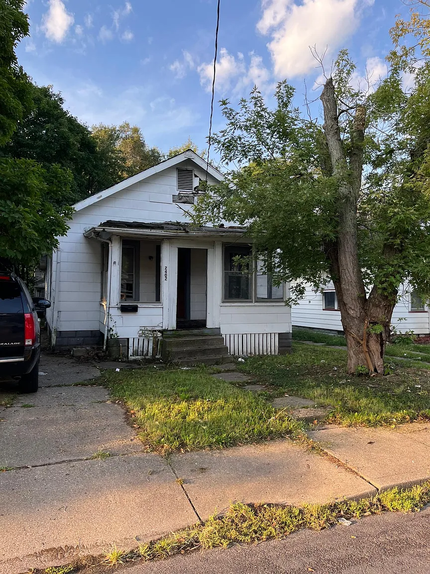2402 W Howett St photo 1
