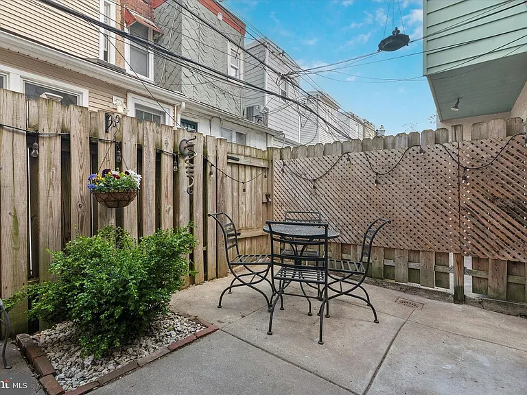 889 N Bucknell St — Photo 24