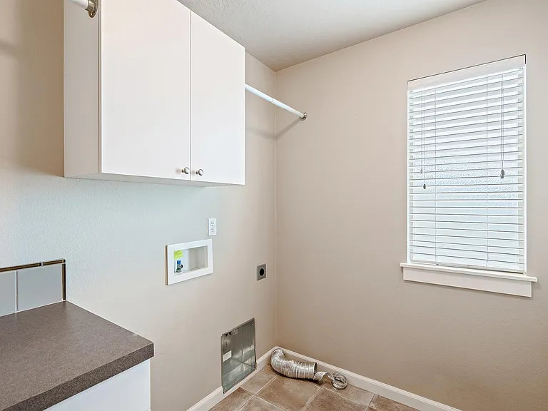 470 W Peck St — Photo 13