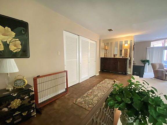 3rd image of 4 N Sunset Blvd