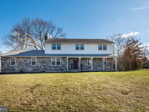 8 Willowwood Ct, Douglassville, PA 19518