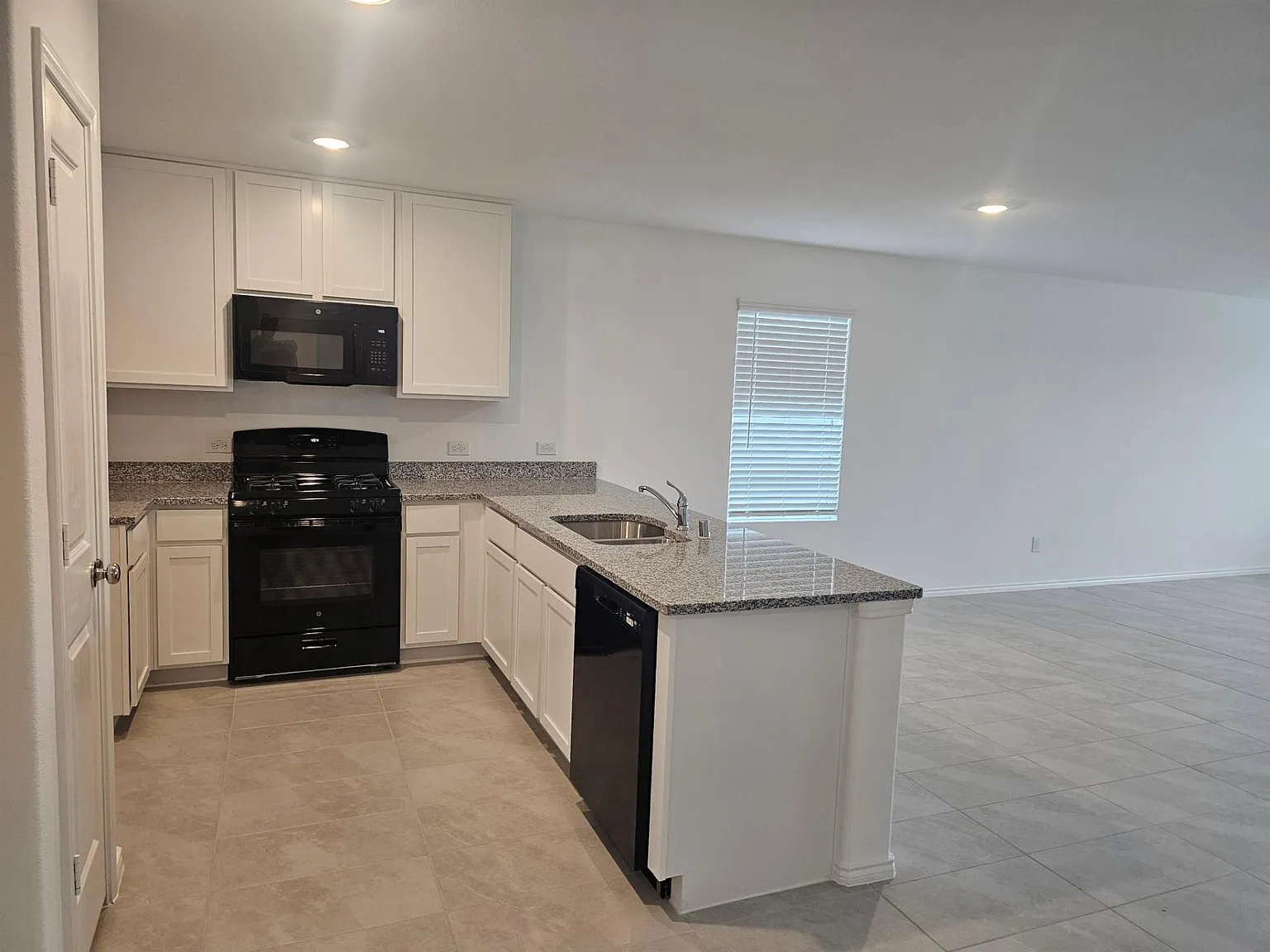 3 bed, 1411 sqft, $2,100 — Photo 2