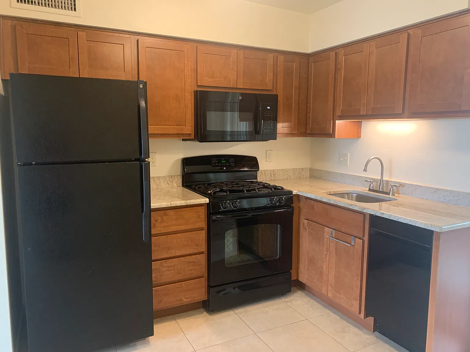 2 bed, 750 sqft, $1,325 — Photo 1