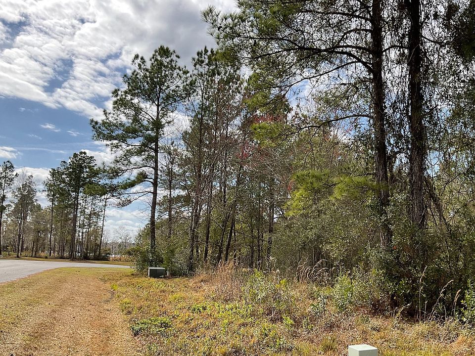 2nd image of 121 NW Mossy Oak Way