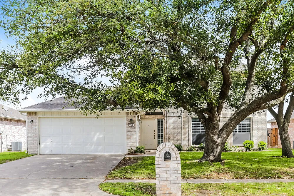 4 bed, 2.5 bath, 2092 sqft, $2,250 — Photo 1