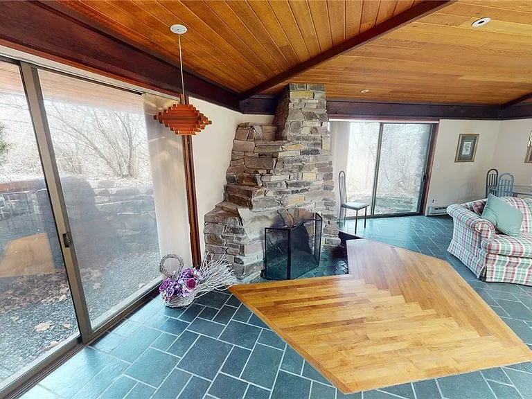 200 Steele Rd — Photo 3