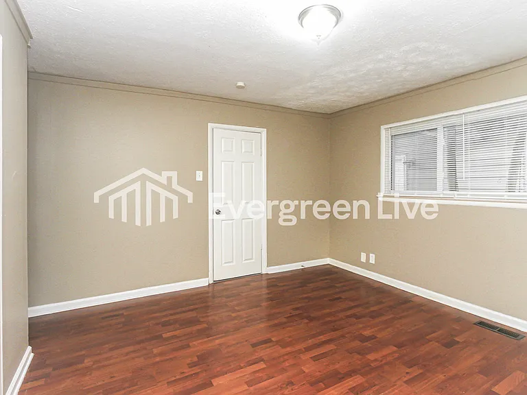 511 S Graham Ave — Photo 9