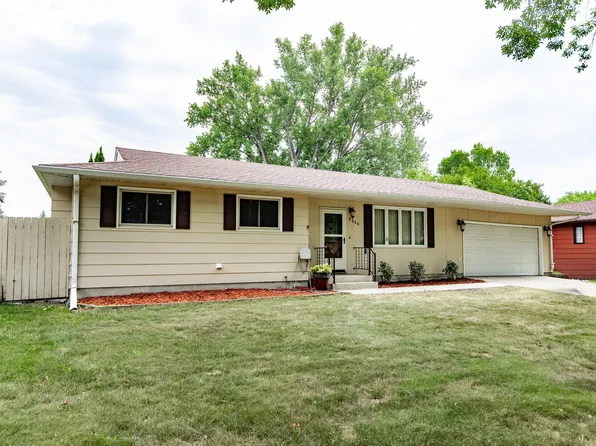 2544 Arrowhead Rd S, Fargo, ND 58103