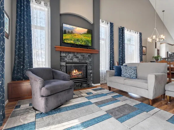 631 Spruce Dr, Hudson, WI 54016