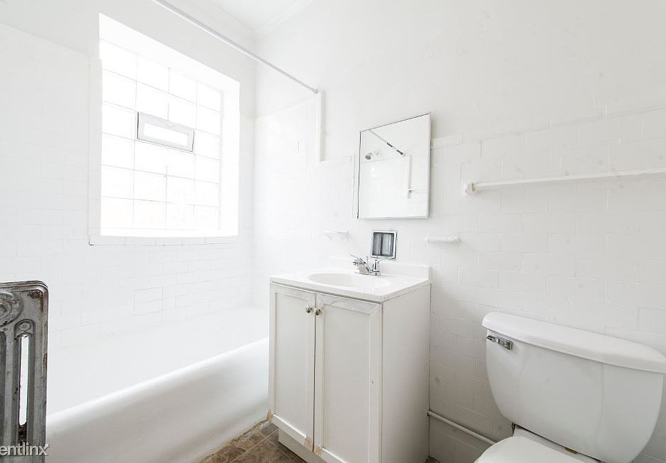 7317 S Chappel Apartments Chicago Bathroom_1