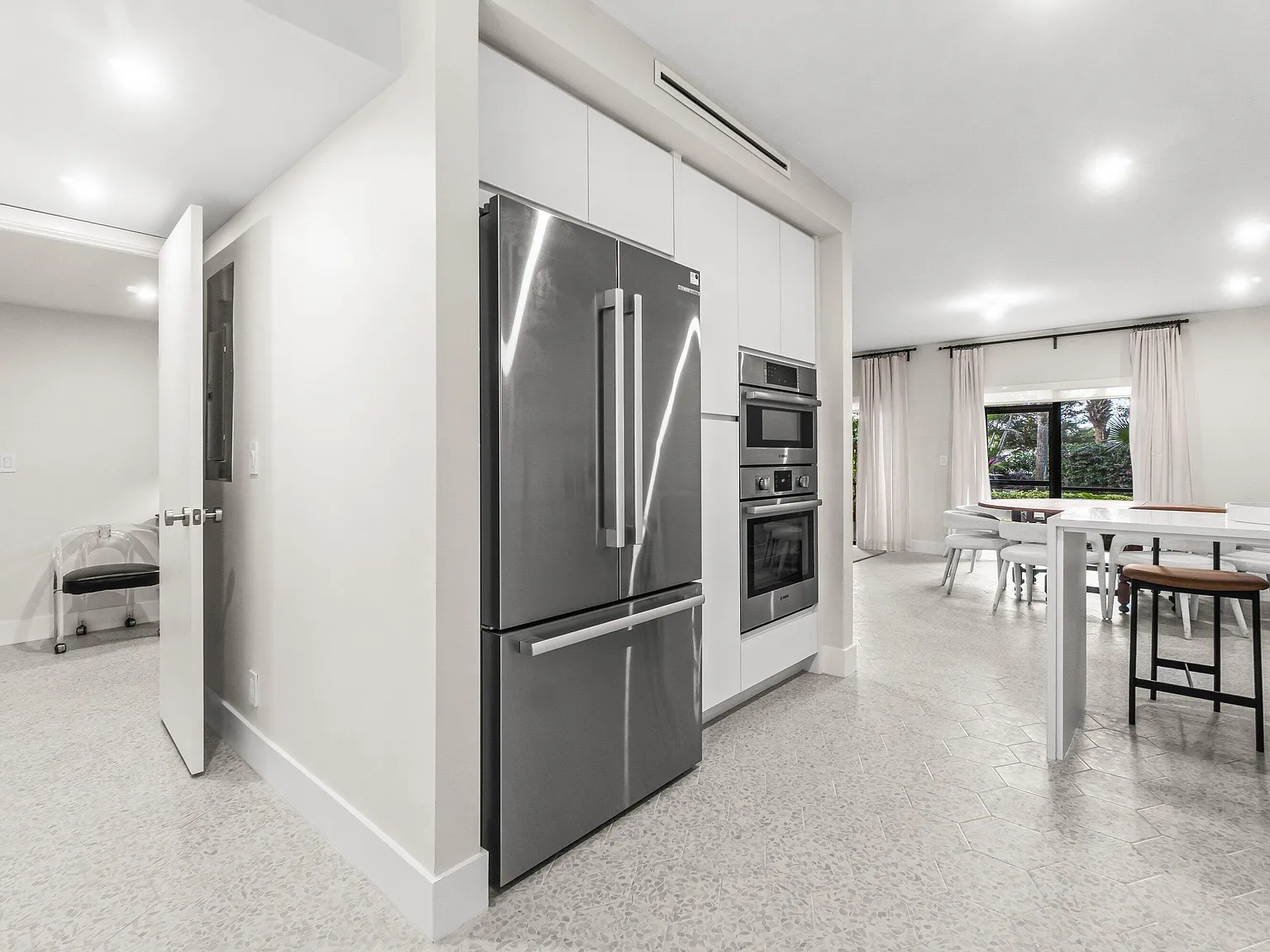 3 bed, 3.0 bath, 1760 sqft, $4,000 — Photo 3