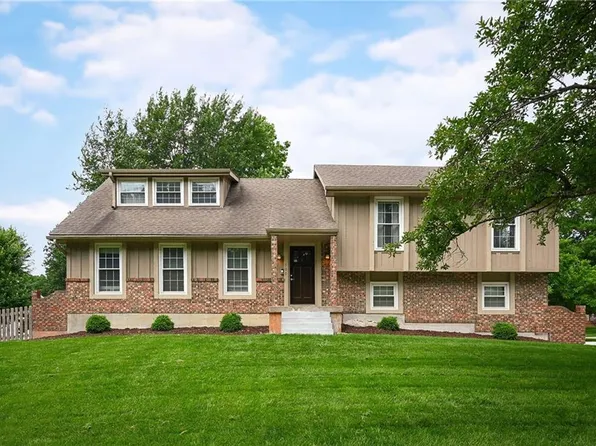 500 NE Clubhouse Dr, Lees Summit, MO 64086