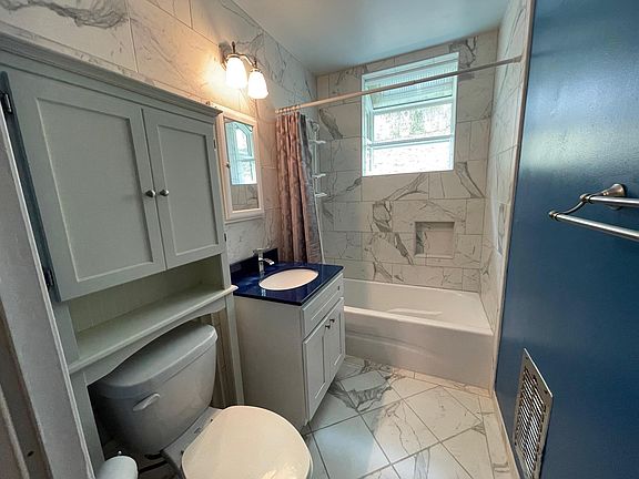 5th image of 223 Nataqua Ave