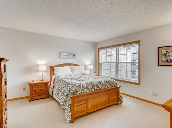 2027 Blue Sage Ln E, Chanhassen, MN 55317