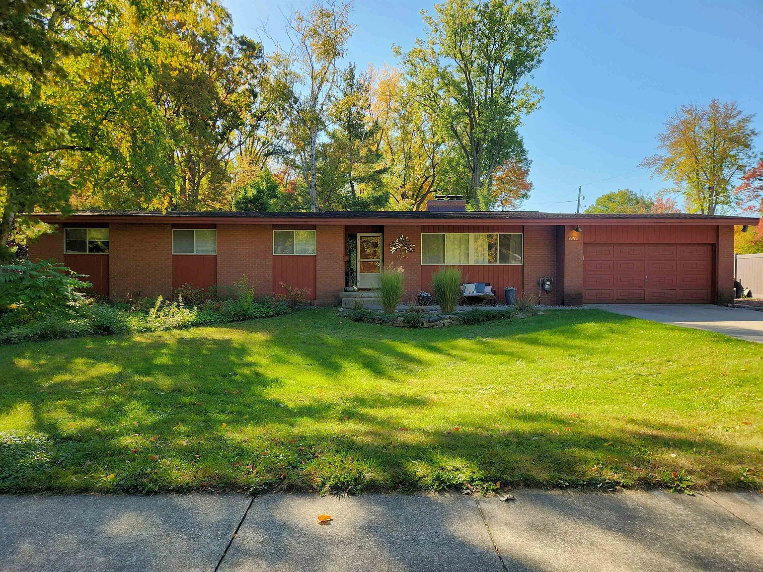 4 bed, 2.0 bath, 1735 sqft, $2,300 — Photo 1