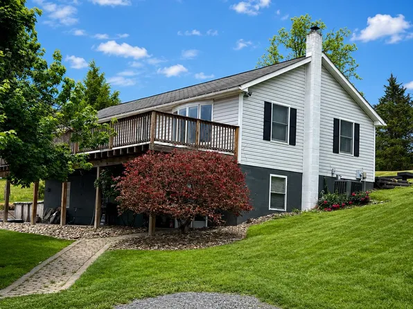 365 Shadowhawk Ln, Kearneysville, WV 25430
