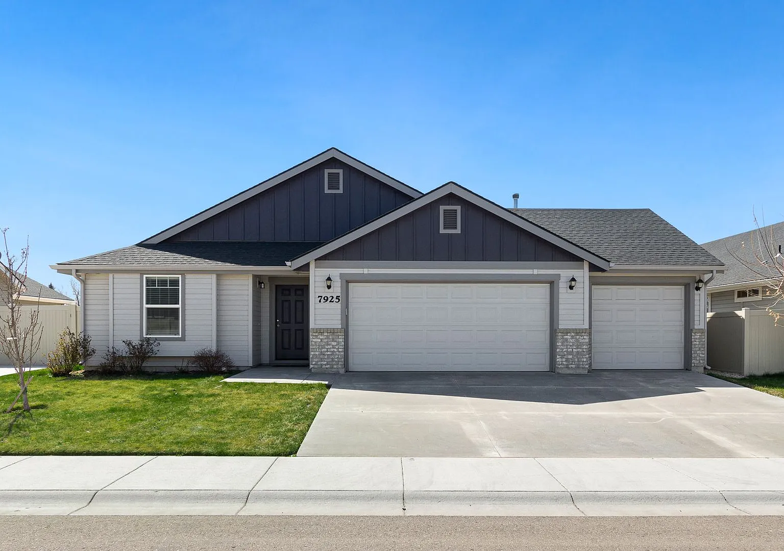 Great Nampa Rental with 3 car garage — Photo 1
