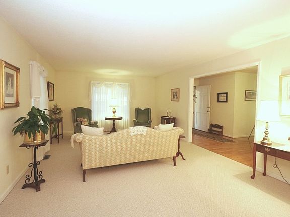 3rd image of 117 Greenside Dr