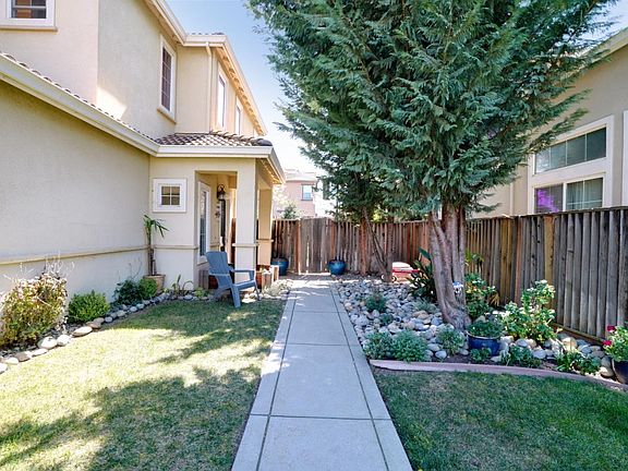 3rd image of 110 Tarragon Ave