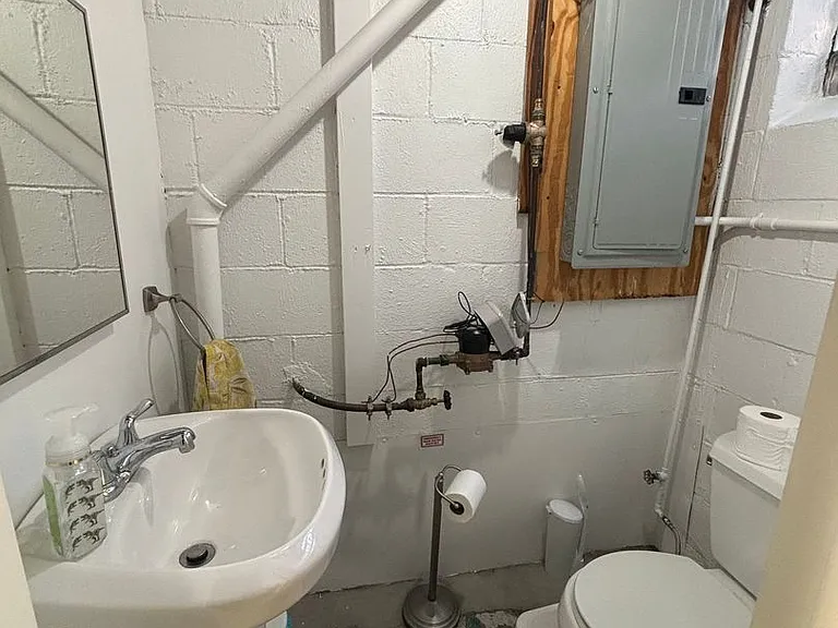 217 Roycroft Ave — Photo 17