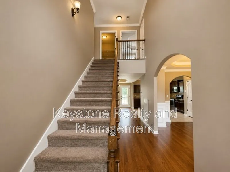 4 bed, 2.5 bath, 2296 sqft, $2,395 — Photo 2