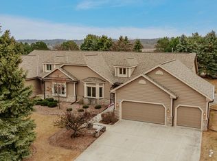 N19W28929 Golf Rdg N, Pewaukee, WI 53072