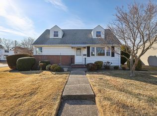 43 S Oakdale Ave, Bethpage, NY 11714