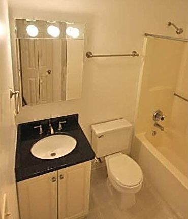 Guest bathroom, 2nd floor