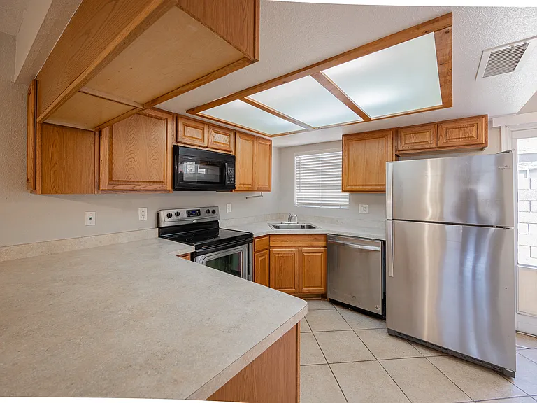 1055 W 5th St #18 — Photo 9