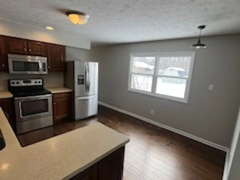 2212 E Queens Way — Photo 8