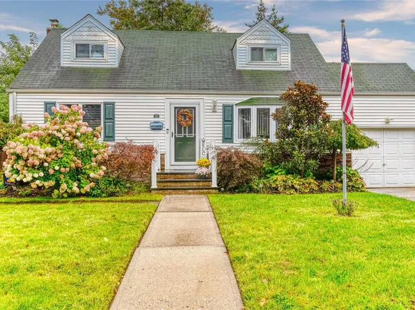 22 Raider Street, West Babylon, NY 11704