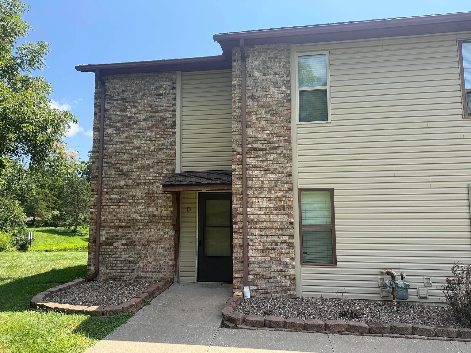 2 bed, 2.5 bath, 1336 sqft, $1,350 — Photo 1