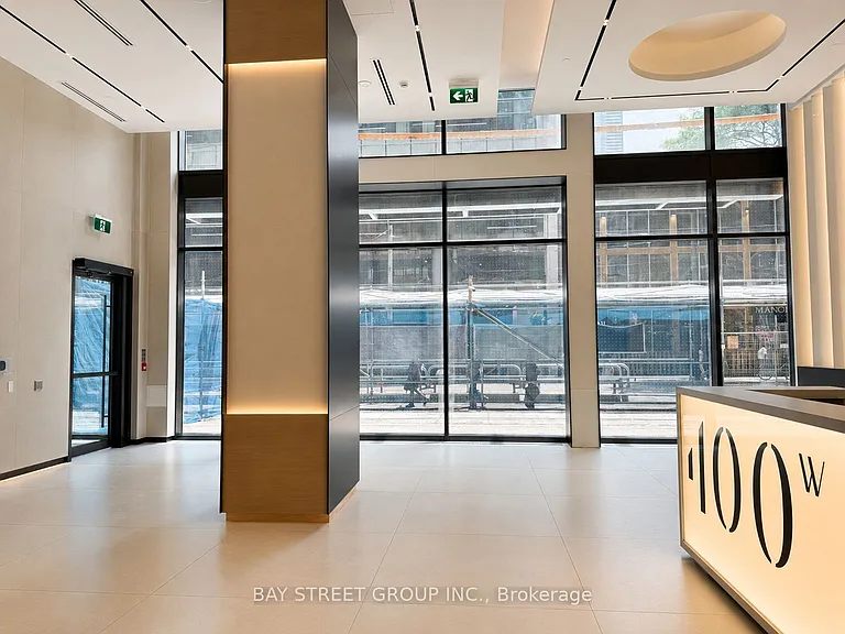 400 King St W #829 — Photo 2