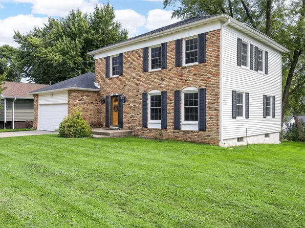 221 Brentwood Dr NE, Cedar Rapids, IA 52402