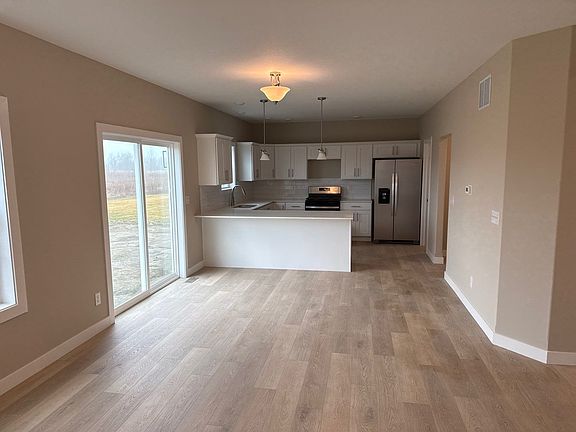 3rd image of 1411 Warwick Dr