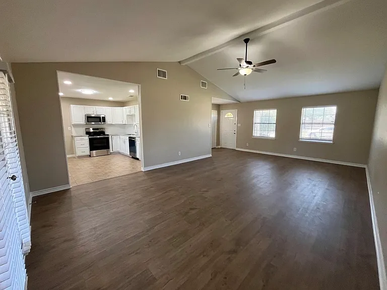 515 English Oak St — Photo 2