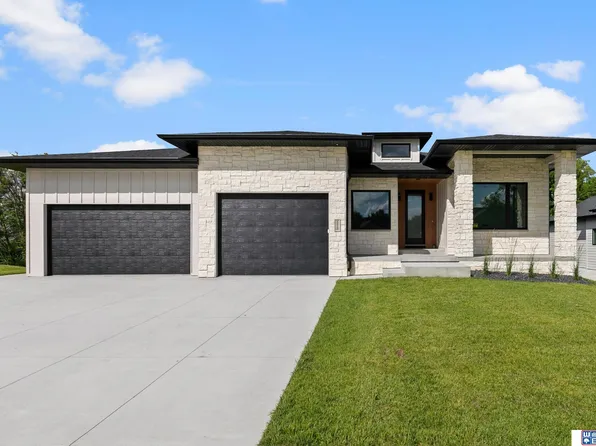 8810 Sandalwood Dr, Lincoln, NE 68520